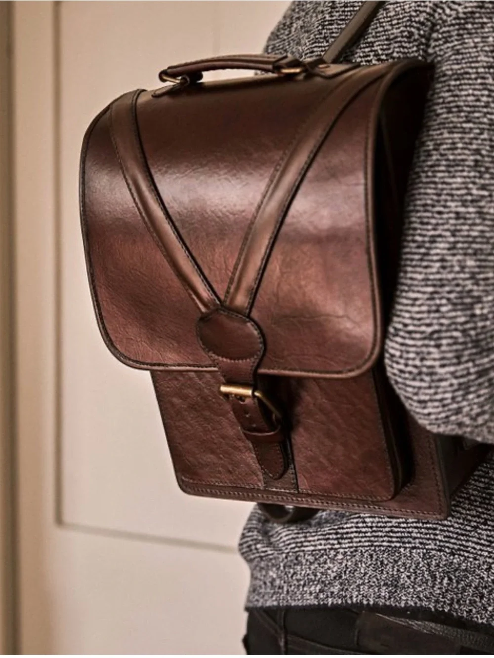 Stefano classic old-school leather backpack (medium)